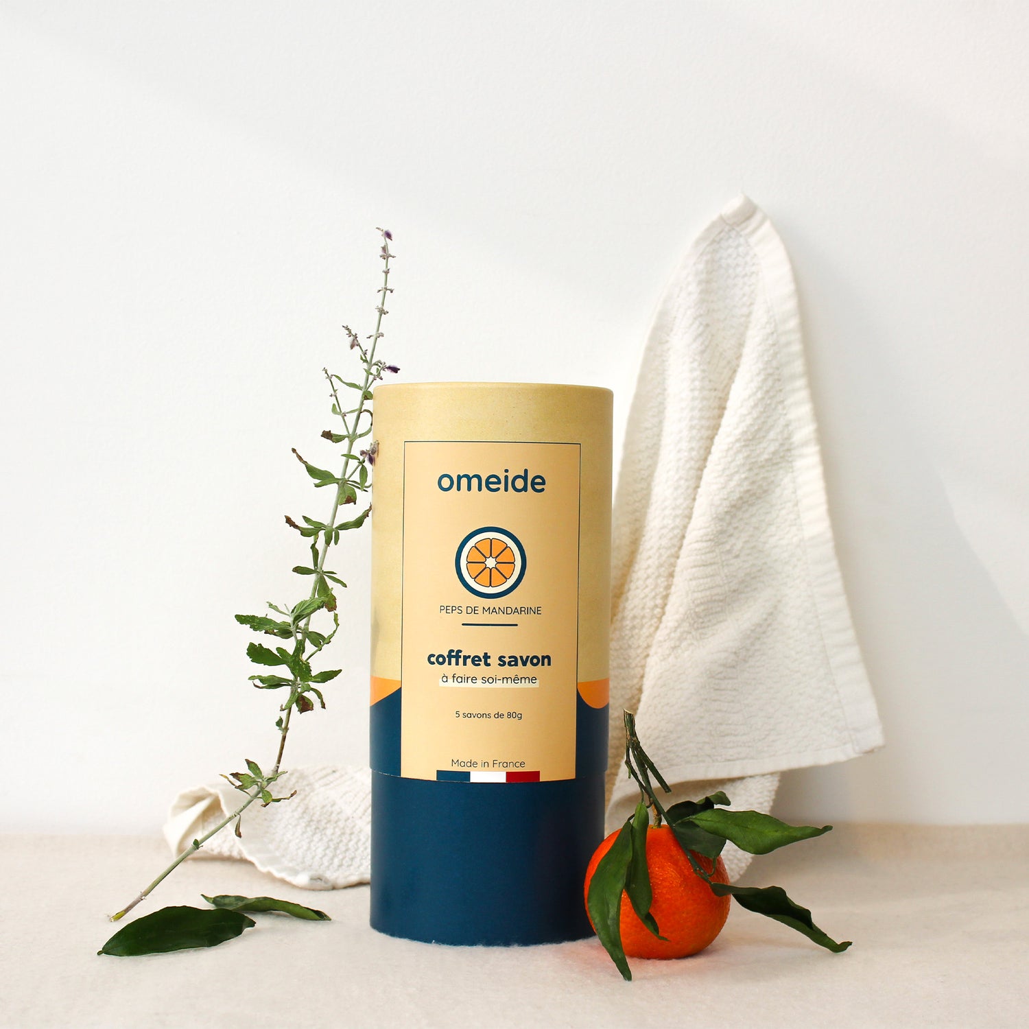 Le coffret pour réaliser ses savon à la mandarine à la maison avec une mandrine à côté