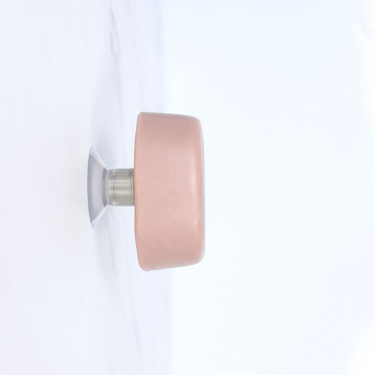 Le porte savon ventouse en utilisation sur un mur avec un savon