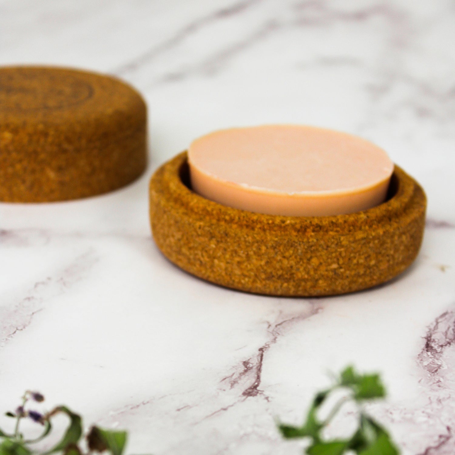 Photo de la boite à savon en liège ronde avec un savon fait-maison à l'intérieur