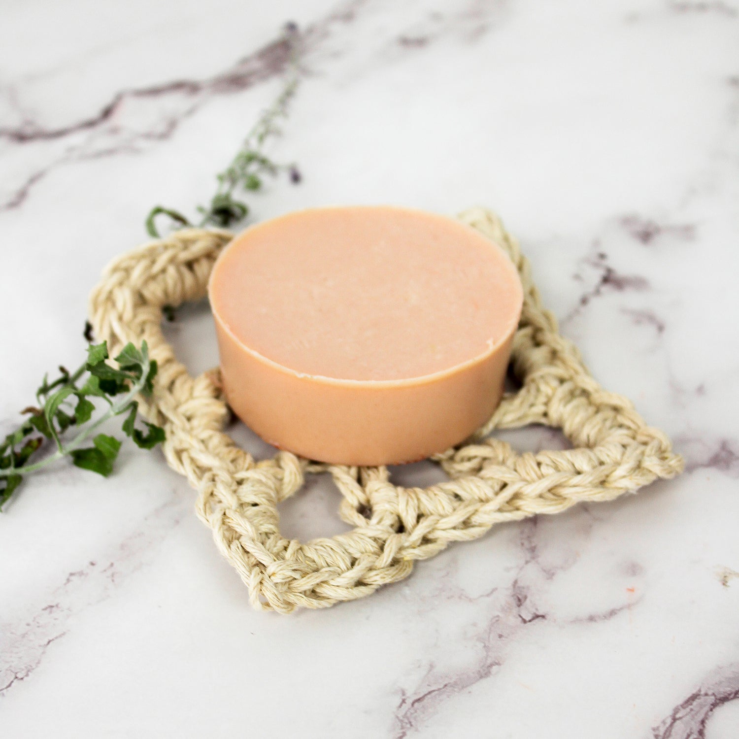 Le porte savon en chanvre en utilisation avec un savon fait-maison omeide